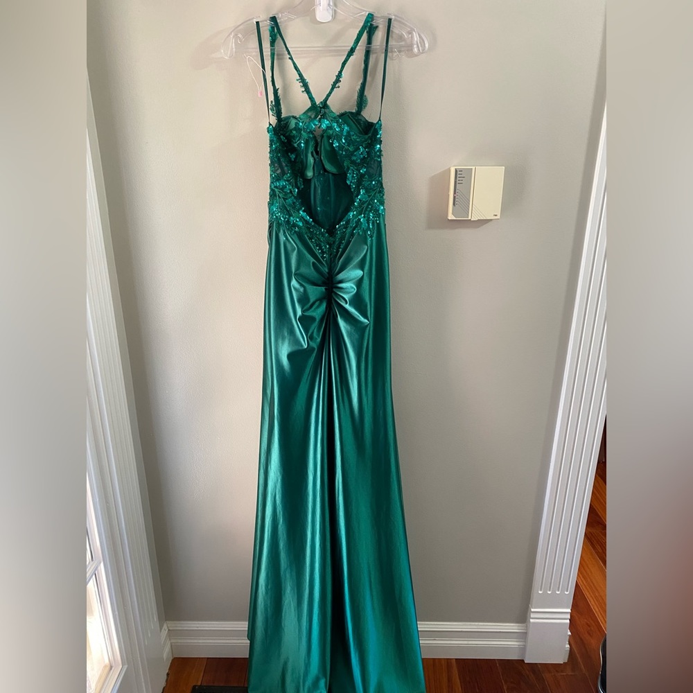 Size 6, emerald green dress with slit - Picture 3 of 4